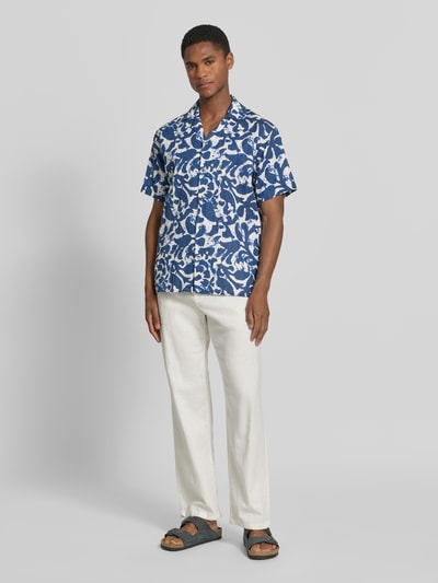 Männermodel trägt Regular Fit Freizeithemd im Allover-Look Modell 'BILBAO' von Jack & Jones Premium, Reine Baumwolle, Ganzkörperansicht von vorne.