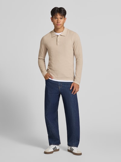 Männermodel trägt Slim Fit Poloshirt mit Label-Detail Modell 'AUSTIN' von JACK & JONES in Beige, Struktur-Muster, Ganzkörperansicht von vorne. Baumwoll-Mix, Polokragen, langärmlig, Rückenlänge bei Größe M 69 cm.