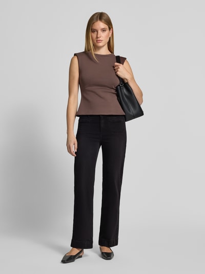 Frauenmodel trägt Wide Fit Jeans mit Eingrifftaschen von Christian Berg Woman in Dunkelblau, glatte Textur, Ganzkörperansicht von vorne. Bundweite 36 cm, Innenbeinlänge 78 cm, Gürtelschlaufen, Knopf- und Reißverschluss.