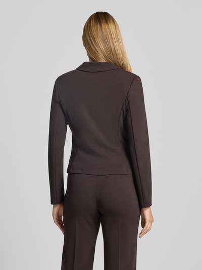 Vrouwenmodel draagt Slim Fit Blazer mit Reverskraag van Rinascimento in donkerbruine elastische materiaalmix met klepzakken, ruglengte maat S 53 cm, geheellichaamsaanzicht achterkant