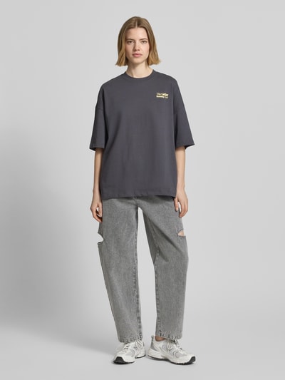 Modelka kobieca nosi Oversized T-Shirt mit Label-Detail Modell 'Regina' od LeGer by Lena Gercke, bawełna, kolor szary, widok całej sylwetki z przodu.