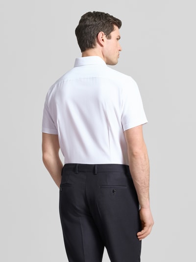 Męski model nosi Slim Fit Business-Hemd in kurzärmligem Design Modell 'Modern' von OLYMP, biały bawełniany miks, krój slim fit, koszula biznesowa z krótkim rękawem, kołnierz kent, plisa z guzikami, długość pleców w rozmiarze 40: 79 cm, szerokość w rozmiarze 40: 43 cm, długość rękawa w rozmiarze 40: 24 cm, widok całej sylwetki z tyłu