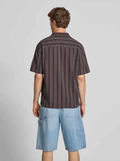 Männermodel trägt Relaxed Fit Freizeithemd aus reiner Baumwolle Modell 'CRUZ' von Only & Sons mit gestreiftem Muster und Rückenpasse, Ganzkörperansicht Rückansicht.