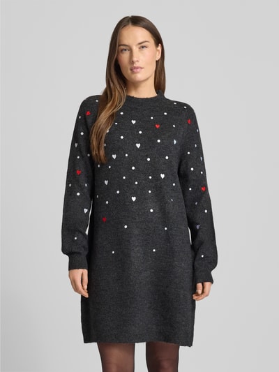 Frauenmodel trägt Loose Fit Strickkleid mit Stickereien von Tom Tailor Denim, dunkle Melange-Optik, Mini-Länge, Rundhals, Ganzkörperansicht von vorne.