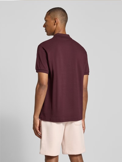 Mannelijk model draagt Regular Fit poloshirt uit puur katoen van Lacoste, Heren poloshirt, donkerrood, Ganzkörperansicht Rückansicht.
