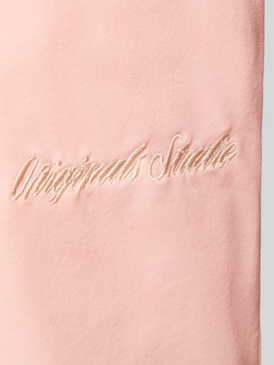 Produktfoto, Detailaufnahme von hellrosafarbener Badehose mit Label-Stitching Modell 'MAUI' von Jack & Jones, glatte Textur