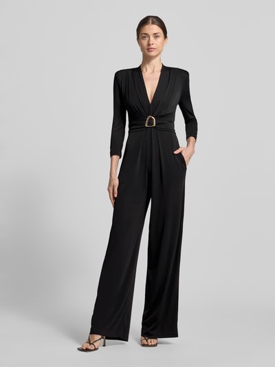 Vrouwenmodel draagt zwarte Regular Fit Jumpsuit met Zierbesatz van Rinascimento met V-hals, lange mouwen, taille-accent, plooitextuur, elastische materiaalmix, productdetails in context, full-body voorkant.