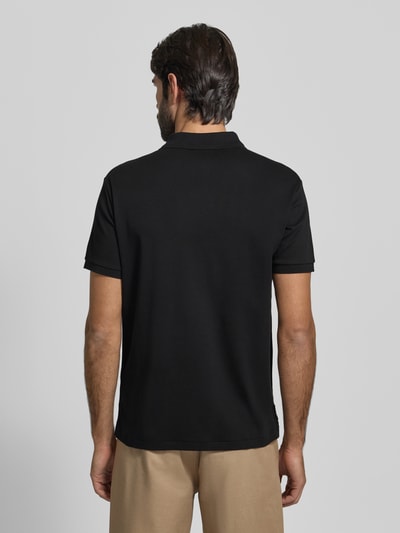 Mężczyzna nosi Poloshirt mit Label-Stitching od Polo Ralph Lauren, bawełna, regular fit, kolor czarny, widok całej sylwetki z tyłu.