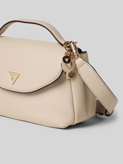 Produktfoto, Shoulder Bag in Leder-Optik Modell 'Evie' von Guess mit Überschlag, Magnetverschluss, Logo-Detail, abnehmbarem Schulterriemen, 24 cm Breite, 18 cm Länge, 11 cm Tiefe, 123 cm Schulterriemen, beigefarbene Oberfläche mit strukturierter Textur