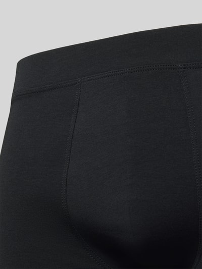 Männermodel trägt Boxershorts mit elastischem Bund im 3er-Pack von Christian Berg Men, Baumwoll-Modal-Mix, Nahaufnahme Rückansicht.