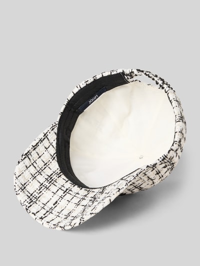 Produktfoto, Basecap mit Label-Detail Modell 'Aitana' von JOOP! im Material-Mix mit Baumwoll-Anteil, verstärktem Schirm, verstellbarem Verschluss auf hellgrauem Untergrund, texturierte Oberfläche mit schwarz-weißem Muster.