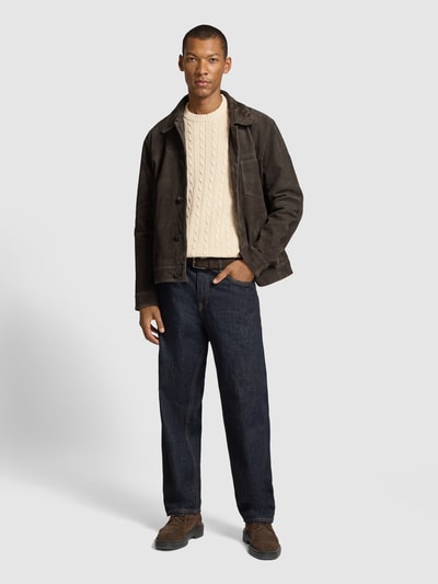 Männermodel trägt Relaxed Fit Pullover aus reiner Baumwolle Modell 'BRAUN' von Selected in Strickoptik mit Zopfmuster, Ganzkörperansicht von vorne.