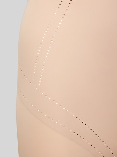 Frauenmodel trägt High Waist Pants mit Lochmuster Modell 'Dream' von MAGIC Bodyfashion aus Material-Mix mit Stretch-Anteil, Nahaufnahme Oberkörper.
