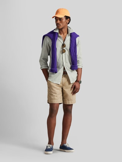 Męski model nosi Custom Fit Freizeithemd aus reiner Baumwolle von Polo Ralph Lauren, wzór w paski, krój custom fit, kołnierzyk typu kent, listwa guzikowa jednorzędowa, wyhaftowane logo, długi rękaw z mankietami, zaokrąglone wykończenie, bawełna, efekt: wzór na całej powierzchni, widok całej sylwetki z przodu
