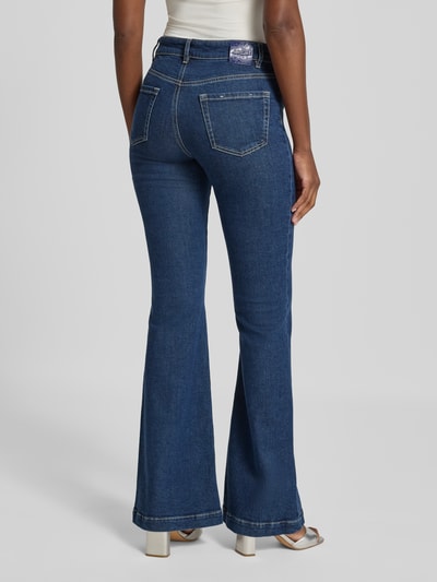 Frauenmodel trägt Feminine Fit Jeans mit Eingrifftaschen von Marc Cain in Dunkelblau, Baumwoll-Mix mit Lyocell-Anteil, Ganzkörperansicht Rückansicht.