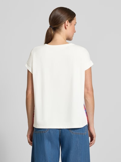 Frauenmodel trägt T-Shirt mit Viskose-Anteil von Milano Italy in Weiß mit lockerem Schnitt, Kurzarm, Rückenansicht, Damenmode, Ganzkörperansicht Rückansicht.
