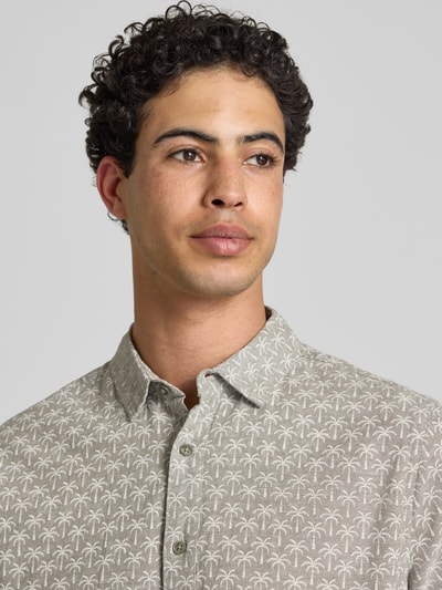 Männermodel trägt Regular Fit Freizeithemd mit Kentkragen Modell 'ABAN' von Blend im Allover-Look, Baumwoll-Leinen-Mix, Nahaufnahme Oberkörper.