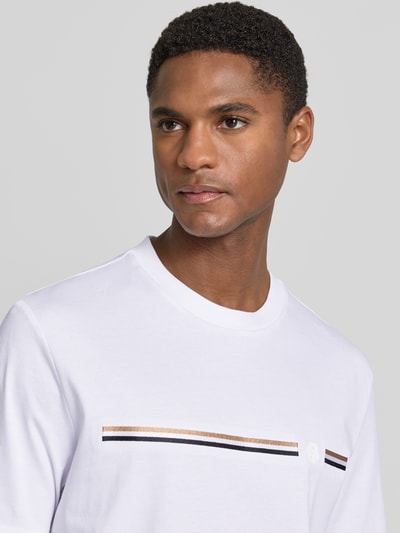 Männermodel trägt Regular Fit T-Shirt uit pure katoen Model 'C-TAUT 41' van BOSS, wit met logo-print en ronde hals, Nahaufnahme Oberkörper.