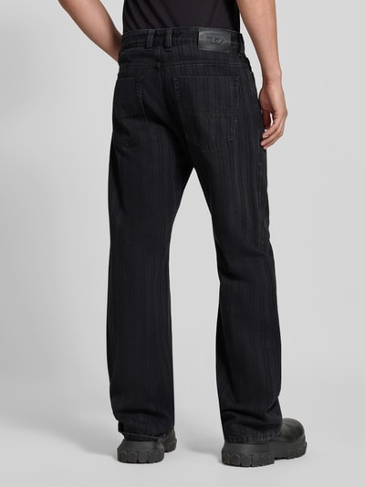 Männermodel trägt Straight Fit Jeans mit Viskose-Anteil von Diesel in Schwarz, Baumwoll-Mix, 5-Pocket-Design, Logo-Patch, Ganzkörperansicht Rückansicht.