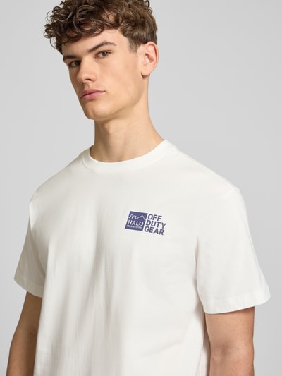 Männermodel trägt T-Shirt mit Label-Print von HALO in Weiß, Reine Baumwolle, Regular-Fit, Rundhalsausschnitt, Nahaufnahme Oberkörper.