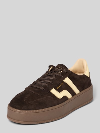 Produktfoto, brauner Sneaker aus echtem Rindsleder Modell 'Cuzmani' von GANT mit gelbem Detail, glatte und samtige Texturen, Damen Sneaker von GANT