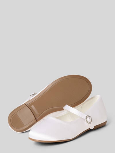Produktfoto, Ballerinas mit Riemen und Ziersteinbesatz von DANAMADE aus weißem Satin, abgerundete Spitze, Dornschließe, 1 cm Absatzhöhe, 6 cm Schafthöhe, 4 cm Schaftweite