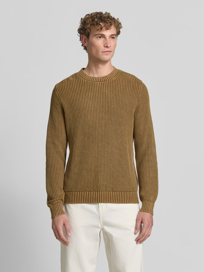 Męski model nosi sweter z dzianiny z prążkowanymi wykończeniami Strickpullover mit gerippten Abschlüssen von Antony Morato, bawełna, krój regular fit, Długość tyłu w rozmiarze M: 70 cm, Długość rękawów w rozmiarze M: 69 cm, widok całej sylwetki z przodu