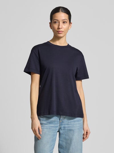 Frauenmodel trägt T-Shirt mit Rundhalsausschnitt von Stefanel in Dunkelblau, reine Baumwolle, gerader Schnitt, Ganzkörperansicht von vorne.