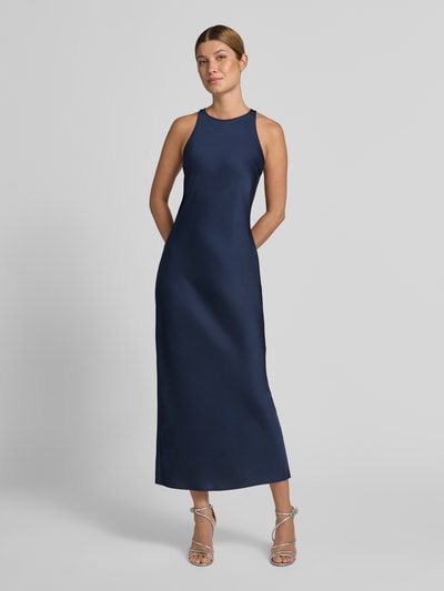 Frauenmodel trägt Abendkleid aus Satin mit Rundhalsausschnitt Modell 'RAVENNA' von VILA, dunkelblau, glatte Oberfläche, Maxikleid, gerader Schnitt, Ganzkörperansicht von vorne, Kontext: Rückenlänge 133 cm, Brustweite 40 cm bei Größe 36.