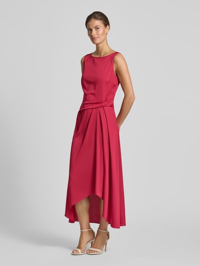 Frauenmodel trägt Cocktailkleid mit asymmetrischem Saum von Vera Mont in kräftigem Pink, U-Boot-Ausschnitt, Raffung an der Taille, Midikleid, Rückseite mit Reißverschluss, glatte Textur, Rückenlänge bei Größe 36: 128 cm, Brustweite: 45 cm, Ganzkörperansicht von vorne.