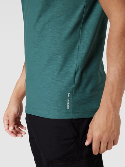 MCNEAL T-shirt o kroju regular fit z bawełny z dekoltem w serek Neonowy niebieski 3