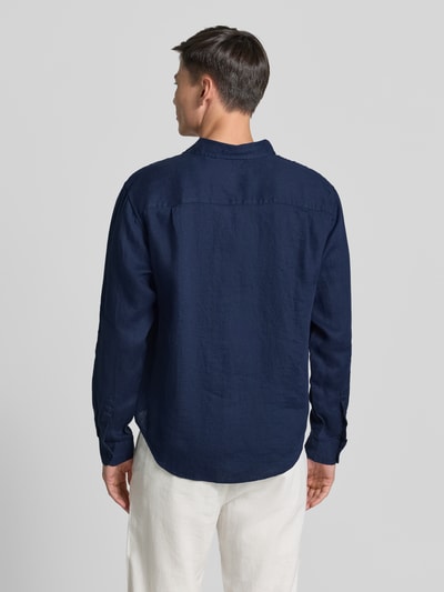 Männermodel trägt Regular Fit Leinenhemd mit Kentkragen von GAP in Dunkelblau, reine Leinen-Textur, Ganzkörperansicht Rückansicht. Rückenlänge bei Größe M: 71 cm, Schulterbreite: 49 cm, Ärmellänge: 64 cm, sichtbare Knopfleiste.