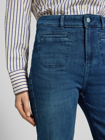Kobiece modelka nosi Wide Leg Jeans mit Eingrifftaschen von Christian Berg Woman, mieszanka bawełny z dodatkiem streczu, wpuszczane kieszenie, zapięcie na guzik i zamek błyskawiczny, szerokość w rozmiarze 36/32: 37 cm, długość wewnętrzna nogawki w rozmiarze 36/32: 81 cm, detaliczny widok na talię z przodu