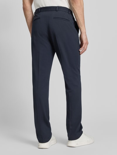 Männermodel trägt dunkelblaue Hose mit Gesäßtaschen Modell 'Connor40' von Zuitable, Material-Mix mit Viskose-Anteil, Ganzkörperansicht Rückansicht.