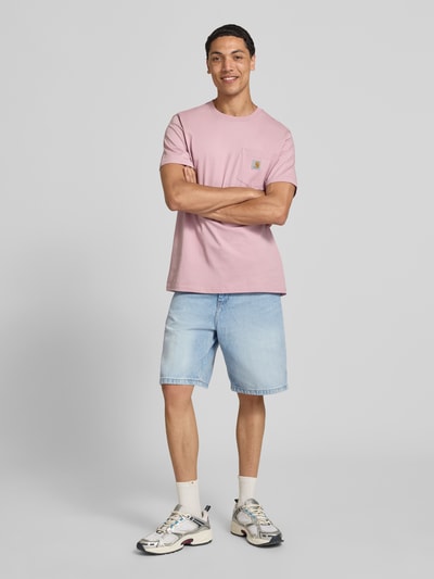 Männermodel trägt Loose Fit Jeansshorts im 5-Pocket-Design Modell 'Brandon' von Carhartt Work In Progress aus Reine Baumwolle, hellblaue Farbe, Ganzkörperansicht von vorne.