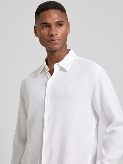 Männermodel trägt Regular Fit Freizeithemd aus Leinen-Lyocell-Mix von CK Calvin Klein, Optik: Unifarben, Flammgarn, Nahaufnahme Oberkörper.