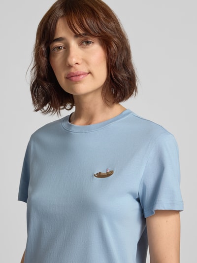 Modelka kobieca ma na sobie Damski t-shirt z haftem i okrągłym dekoltem od Jake*s Casual z bawełny, krój regular fit, błękitny, długość tyłu w rozmiarze S: 59 cm, zbliżenie na górną część ciała z przodu.