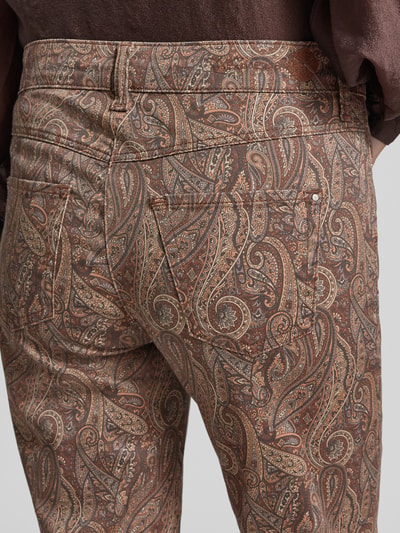 Frauenmodel trägt Straight Fit Jeans aus Baumwoll-Mix mit Modal-Anteil Modell 'Dream Cropped' von MAC, braunes Paisley-Muster, Nahaufnahme Rückansicht, Damen Straight Fit Jeans von MAC.