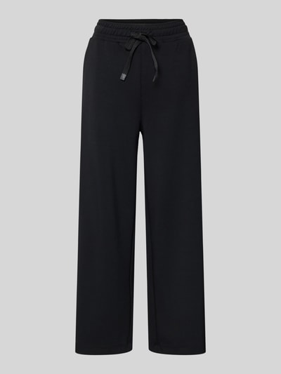Produktfoto, Wide Fit Sweatpants in verkürzter Passform Modell 'Banu' von Soyaconcept, czarne spodnie dresowe, elastyczna mieszanka materiałów z domieszką modalu, krój wide fit, skrócona długość, elastyczny pas z tunelem, proste nogawki, gładka faktura, neutralne tło