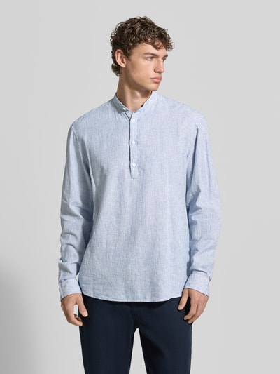 Männermodel trägt Regular Fit Freizeithemd aus Leinen-Baumwoll-Mix von MCNEAL, hellblau, Stehkragen, Knopfleiste, Ganzkörperansicht von vorne. Rückenlänge bei Größe M: 75 cm, Schulterbreite: 51 cm, Ärmellänge: 66 cm.