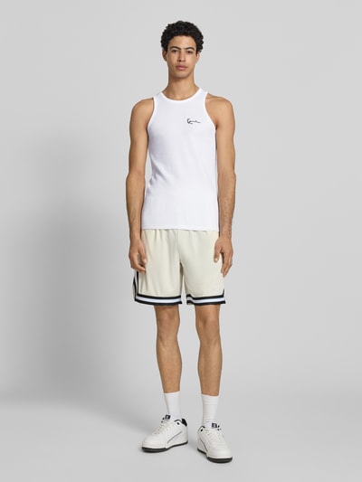 Männermodel trägt Slim Fit Top mit Logo-Stitching von KARL KANI, Weiß, Baumwoll-Mix, Rundhalsausschnitt, Rückenlänge 68 cm, Ganzkörperansicht von vorne.