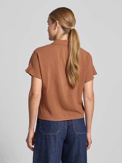 Frauenmodel trägt Regular Fit Bluse aus reiner Viskose mit Knotendetail Modell 'RADIA' von Soyaconcept in Braun, Rückenlänge 55 cm, Kurzarm, Knopfleiste, Reverskragen, Rückenansicht, Ganzkörperansicht Rückansicht.