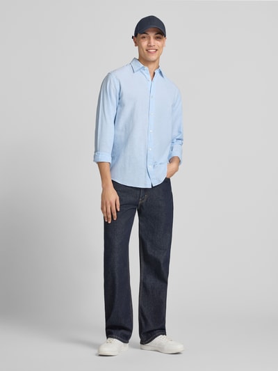 Męskimodel nosi Regular Fit Freizeithemd mit Kentkragen Modell 'BREEZE' von Jack & Jones, mieszanka bawełny i lnu, krój regular fit, listwa guzikowa, długość tyłu w rozmiarze M 73 cm, szerokość ramion w rozmiarze M 48 cm, długość rękawów w rozmiarze M 63 cm, jasnoniebieski kolor, prosta forma, gładka faktura, ganzkörperansicht von vorne.