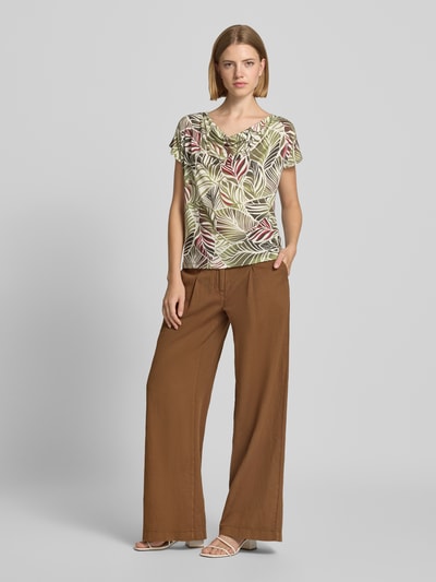 Vrouwenmodel draagt t-shirt im allover-look met cascadehals van MORE, materiaalmix met stretch, regular fit, ruglengte maat 36: 56 cm, volledig lichaam vooraanzicht