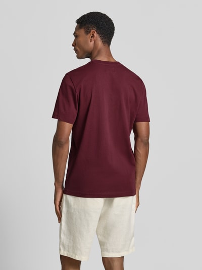 Męski model nosi Regular Fit T-Shirt mit Logo-Stitching od MCNEAL, bawełna, kolor bordowy, widok całej sylwetki z tyłu.