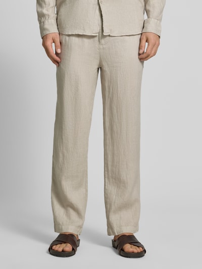 Männermodel trägt Leinenhose mit elastischem Bund van MCNEAL, zuiver linnen, regular fit, tunnelkoord, lichte beige kleur, ganzkörperansicht von vorne