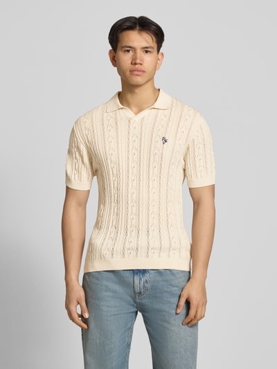Männermodel trägt Slim Fit Strick-Poloshirt mit Label-Stitching von REVIEW, Reine Baumwolle, Zopfmuster, Herren, Ganzkörperansicht von vorne.