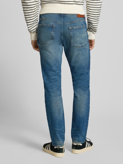 Männermodel trägt Jeans mit 5-Pocket-Design von Calvin Klein Jeans, blaue Slim Fit Herrenjeans, Baumwoll-Elasthan-Mix, Ganzkörperansicht Rückansicht.