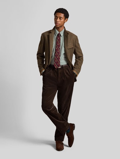 Männermodel trägt Custom Fit Freizeithemd aus Baumwoll-Mix von Polo Ralph Lauren mit Allover-Streifenmuster in Grüntönen, Ganzkörperansicht von vorne.