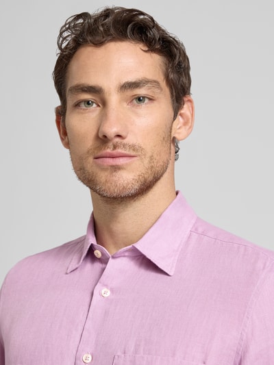 Männermodel trägt Regular Fit Freizeithemd aus reinem Leinen von Marc O'Polo, Optik: Unifarben, Passform: Regular-Fit, Hemdkragen: Kentkragen, durchgehend Knopfleiste, Brusttasche, Materialverarbeitung: Flammgarn, Material: Leinen, Nahaufnahme Oberkörper.